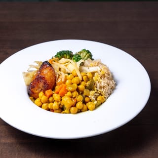 COCONUT CURRY CHICKPEAS BOWL